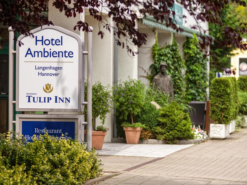 汉诺威汉诺威朗根哈根氛围酒店 - 郁金香酒店管理的大楼前的酒店入口标志