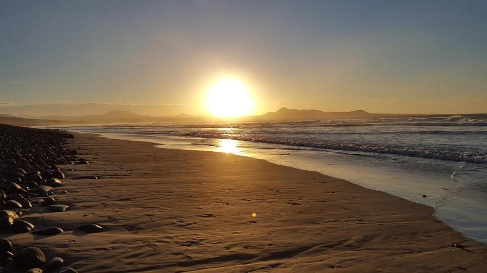 法马拉Blue Beach的日落在海滩上,享受阳光