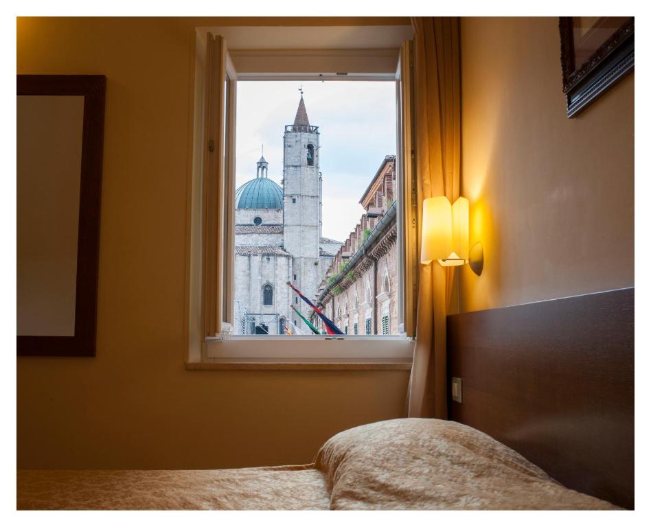 阿斯科利皮切诺Residenza dei Capitani的一间卧室设有窗户,享有建筑的景色