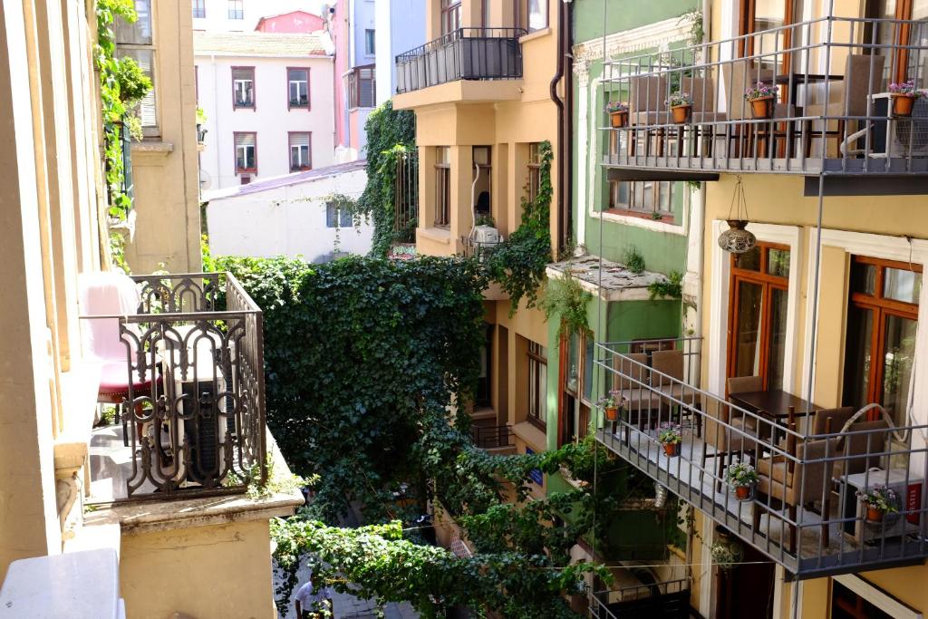 伊斯坦布尔茶姆贝尔波西米亚酒店的享有公寓大楼的景致,设有阳台和植物