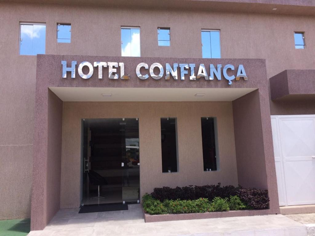 阿拉皮拉卡Hotel Confiança的上面有标志的酒店入口