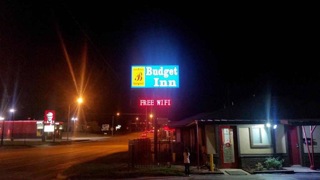 奇克谢Budget Inn的夜间街道上汉堡店的标志