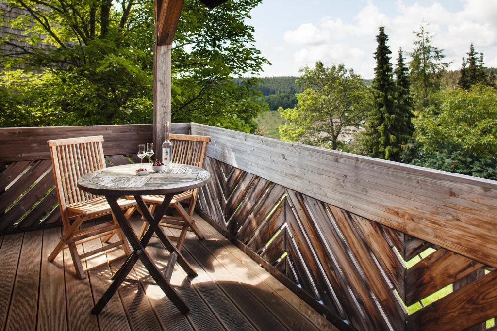 UnterkirnachHapimag Ferienwohnungen Unterkirnach的观景甲板上的桌椅
