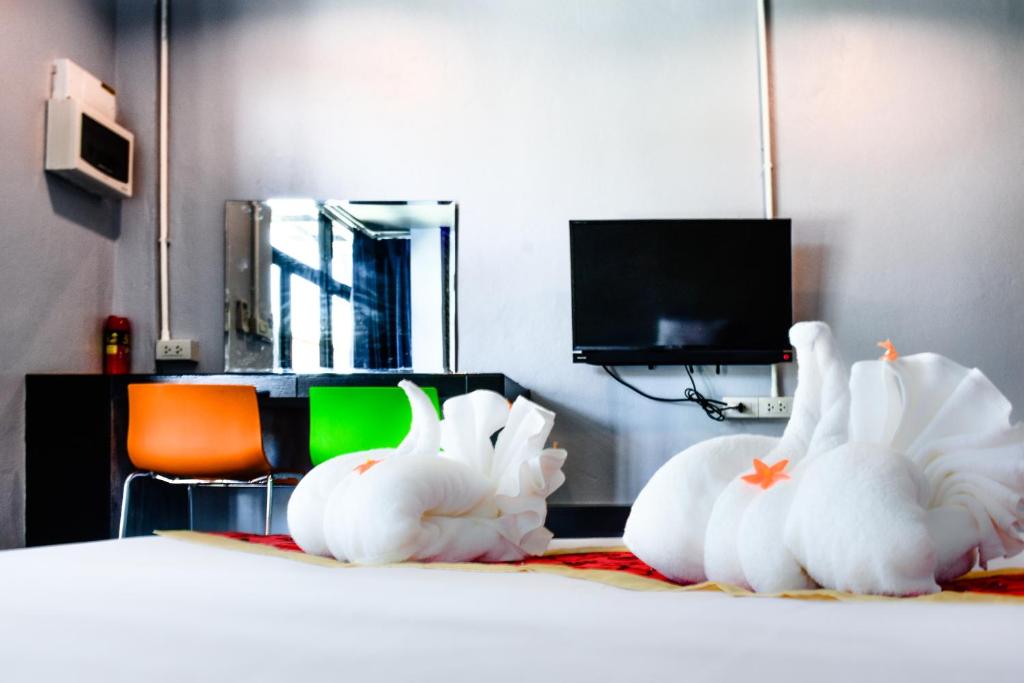 奥南海滩洛马广场酒店的坐在床上的三只白兔