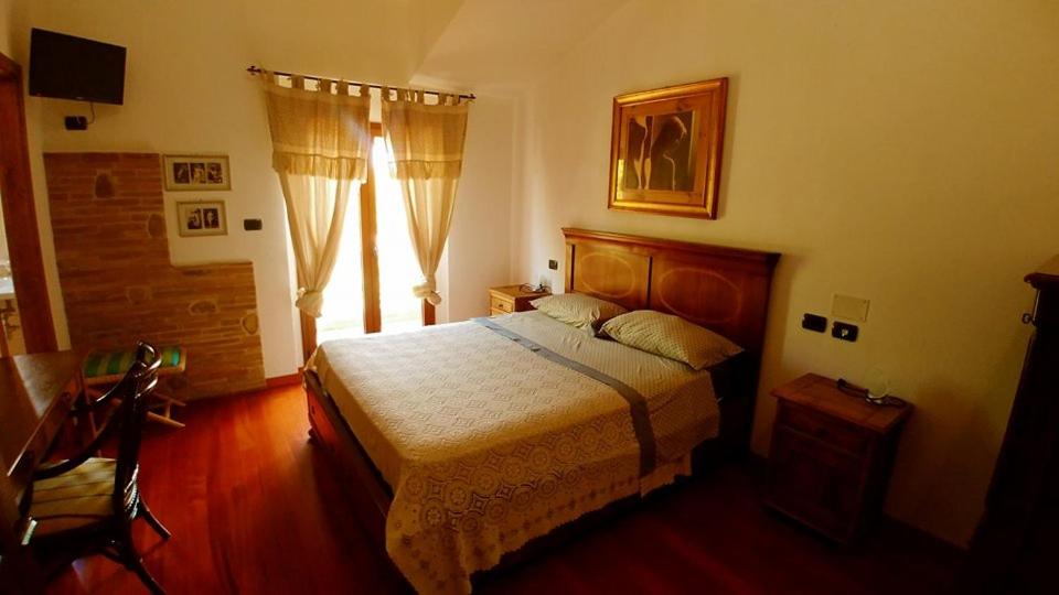 Cepagatti卡撒勒索勒住宿加早餐旅馆的一间卧室设有一张床和一个大窗户