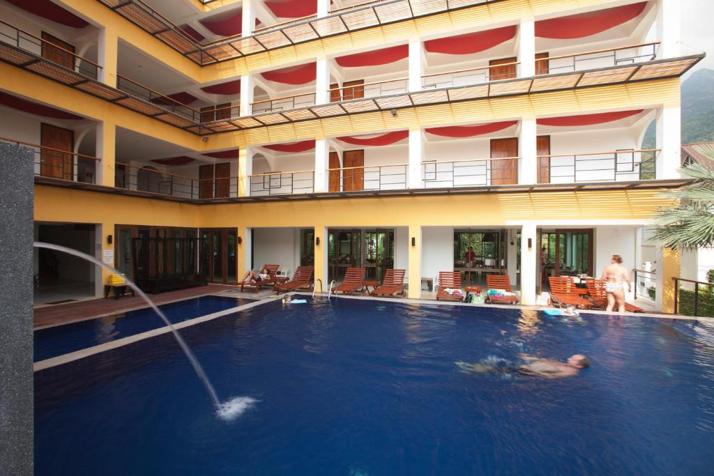象岛克利勒度假酒店的游泳池,在水中