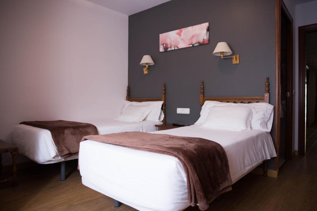 埃斯特里-德阿内乌布鲁纳酒店的酒店客房设有两张床和两盏灯。