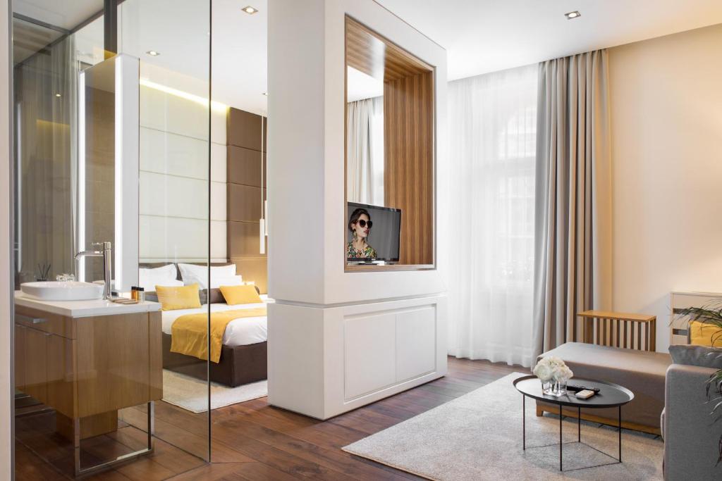 贝尔格莱德多米尼克精致豪华套房 - 特拉孜耶旅馆的酒店客房设有床、电视和浴室。