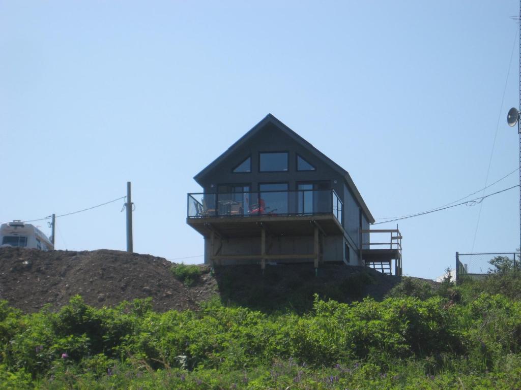 Sainte-FélicitéBord de l'eau Maison toit Cathédrale Fenestré的山顶上的小房子