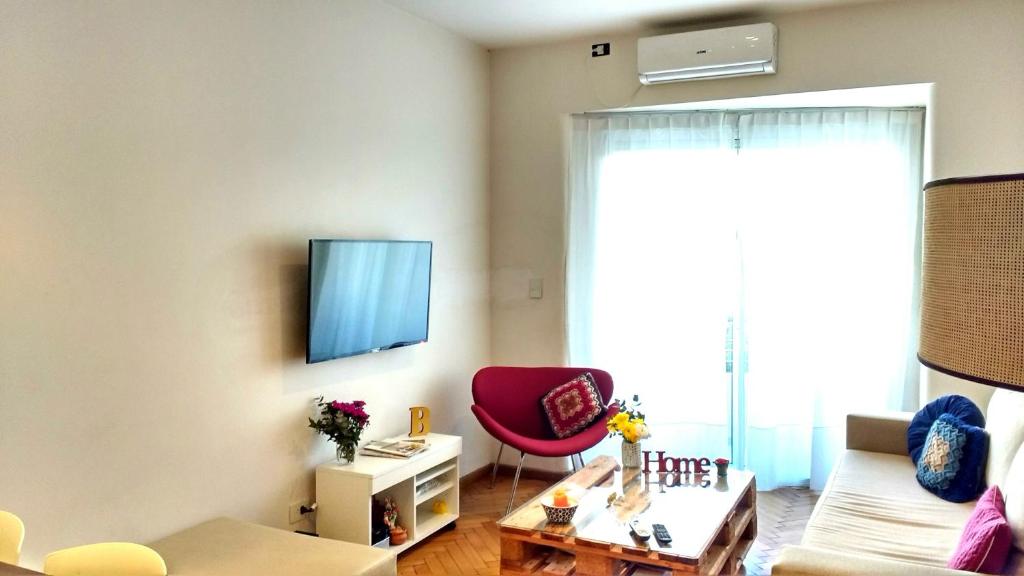 布宜诺斯艾利斯阿根廷巴勒莫公寓的带沙发和红色椅子的客厅