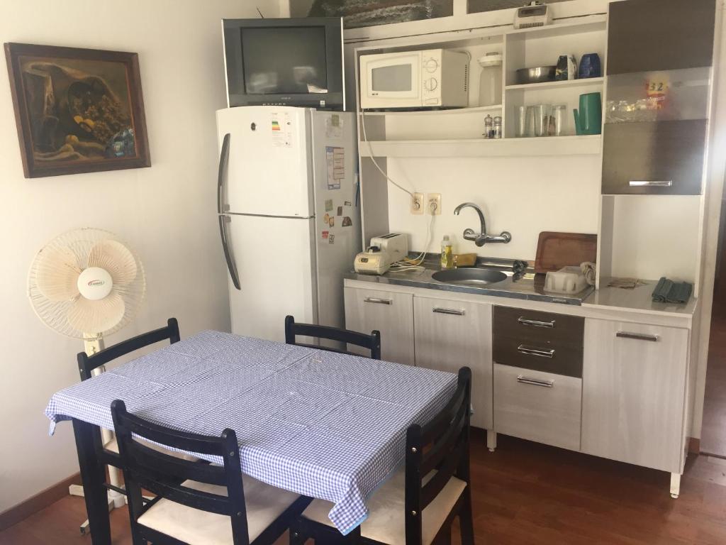 马尔多纳多Apartamento aire acondicionado, wifi, Netflix,cerca de la Playa Mansa y Centro Maldonado的厨房配有桌子和白色冰箱。