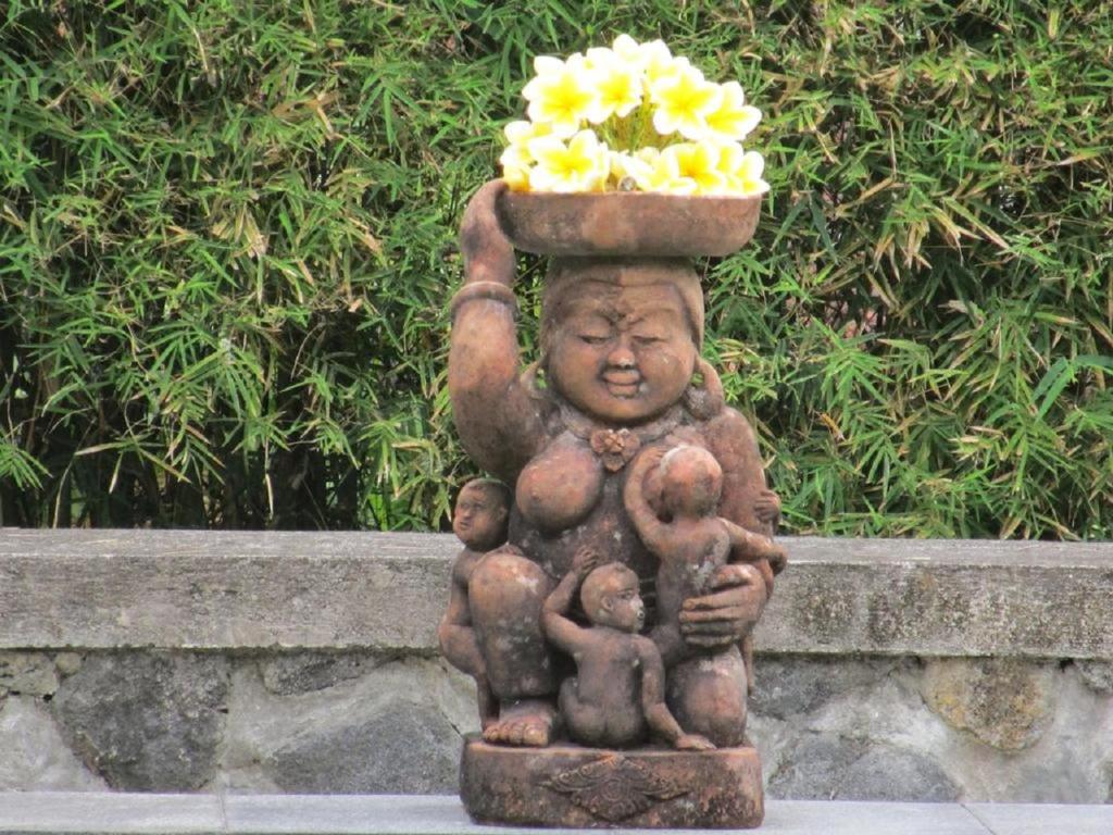 Seraya武吉阿斯里旅馆的头上拿着一碗鲜花的孩子的雕像