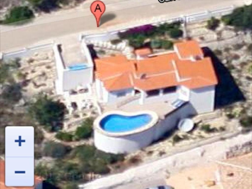 佩德雷尔Villa Montesolana的享有带游泳池的房屋的空中景致