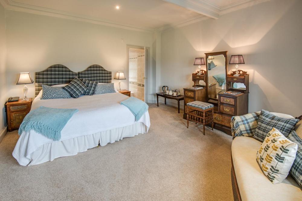斯温顿威特施福酒店和餐厅的一间卧室配有一张大床和一张沙发