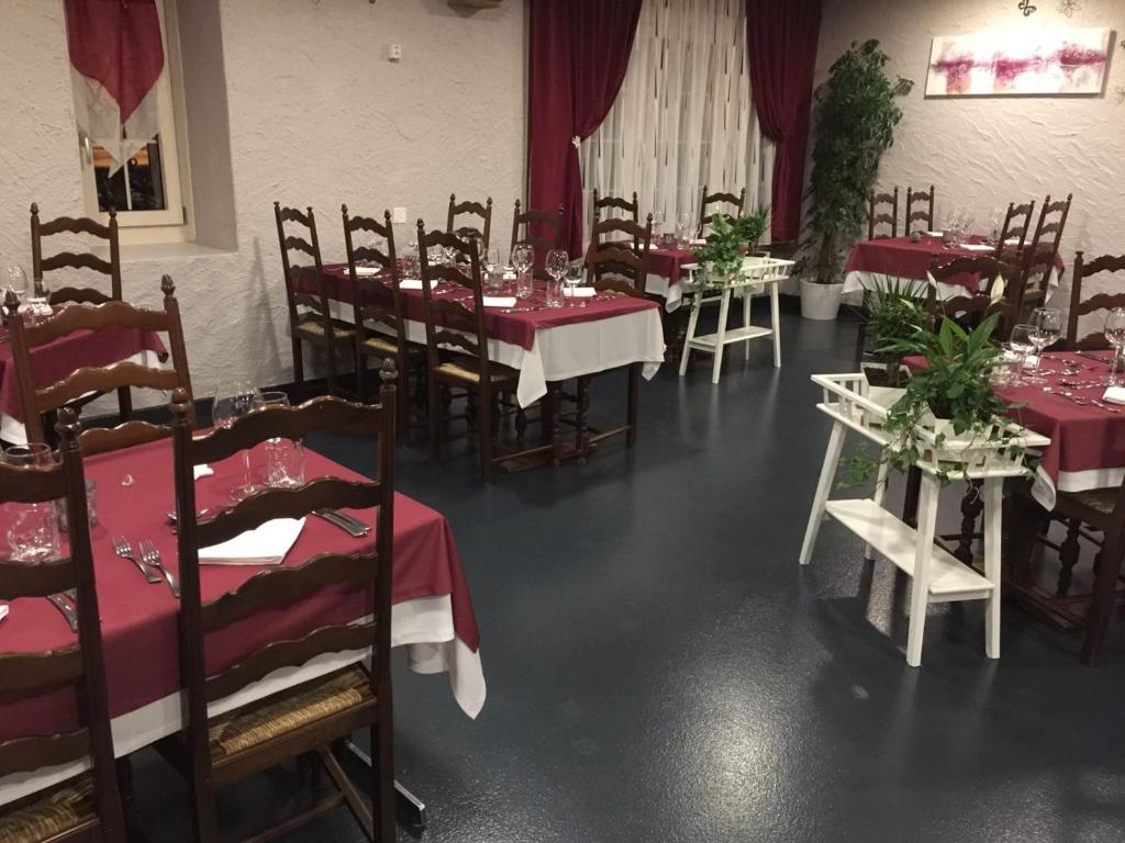 MathodLe Bras d'Or的一间带桌椅和红色桌布的用餐室