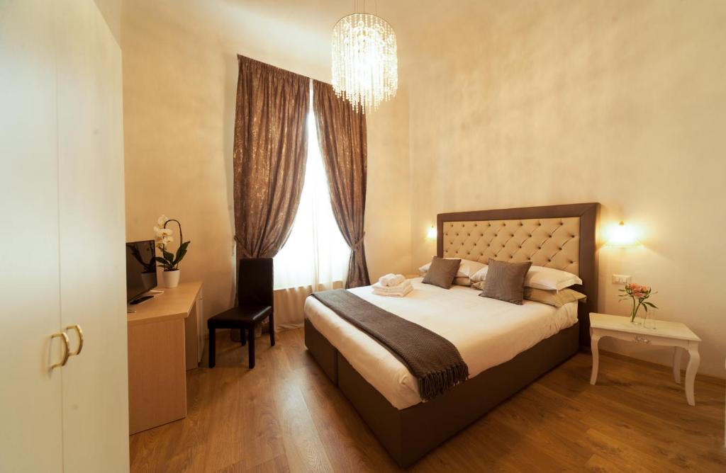 佛罗伦萨天堂之门住宿加早餐旅馆的一间卧室配有一张床、一张书桌和一个窗户。