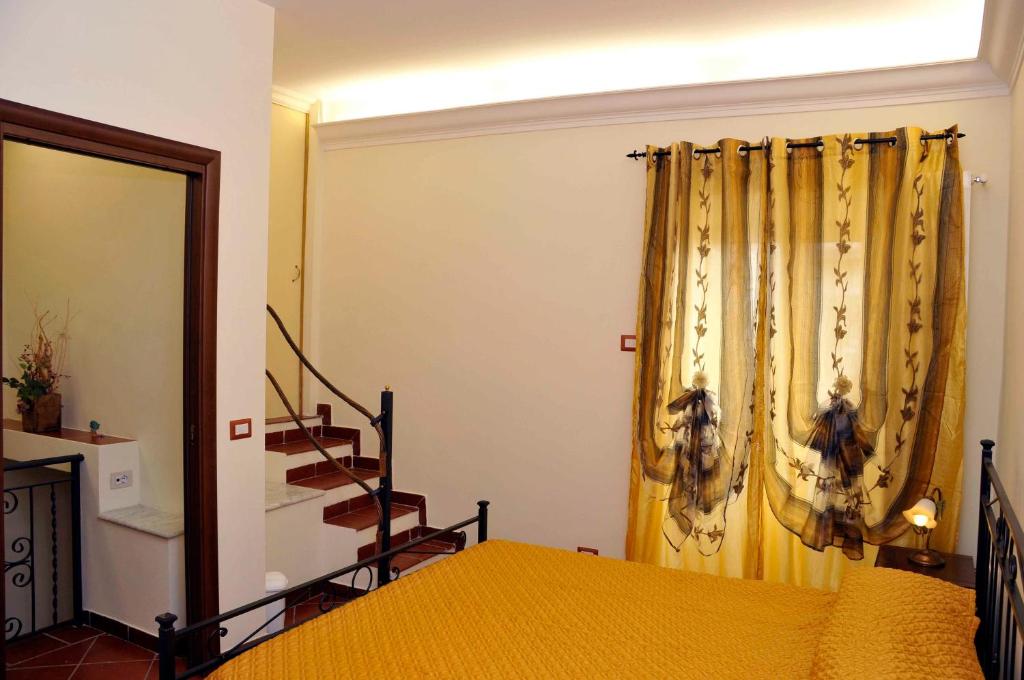 阿尔泰纳鲁佩蒂卡住宿加早餐旅馆的一间设有床和黄色窗帘的房间