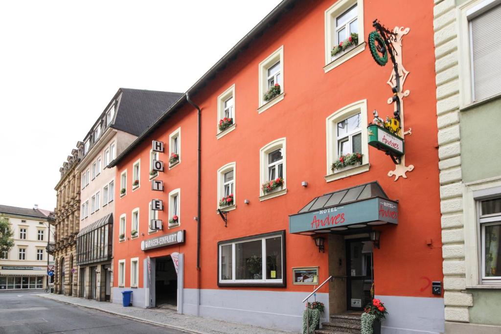 班贝格安德烈斯酒店的街道边的橙色建筑