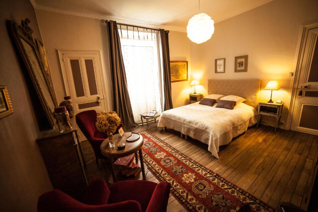 昂热La Pause Angevine的一间卧室设有一张床和一间客厅。