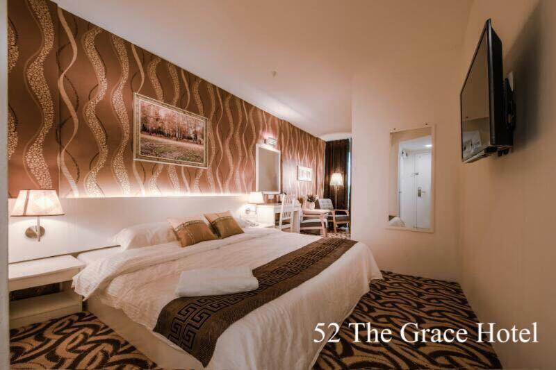麻坡52典雅宾馆的酒店客房设有一张大床和一台电视。