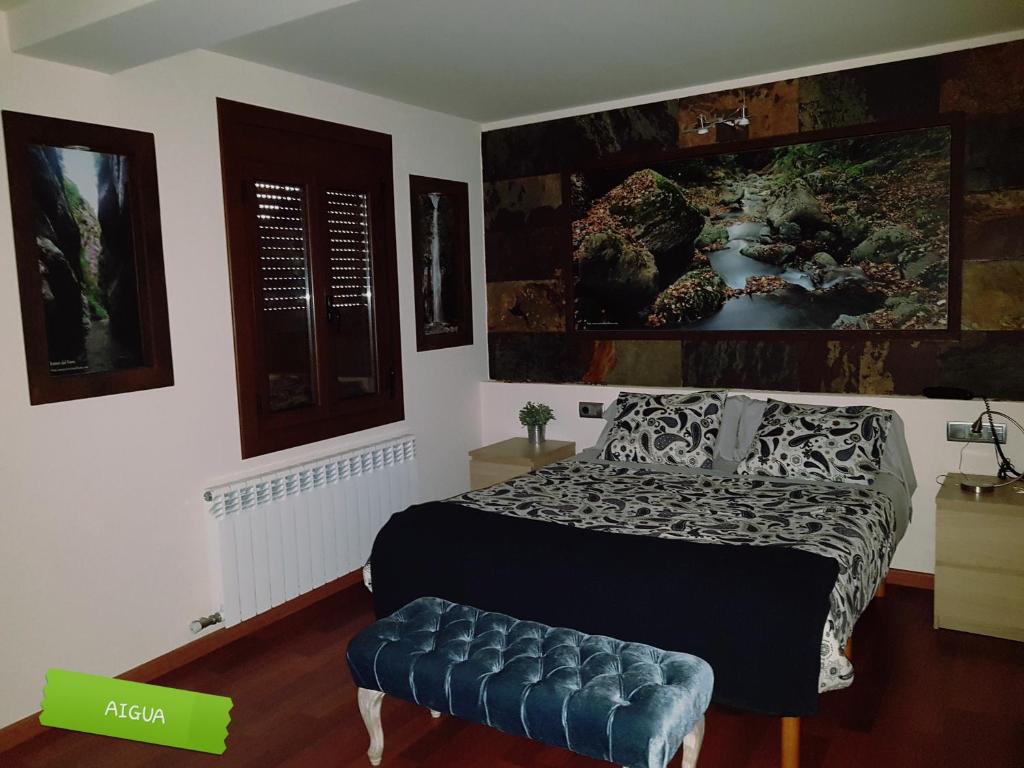 克拉尔夫斯Rural L'Ortiga Blanca的一间卧室配有一张床和长凳