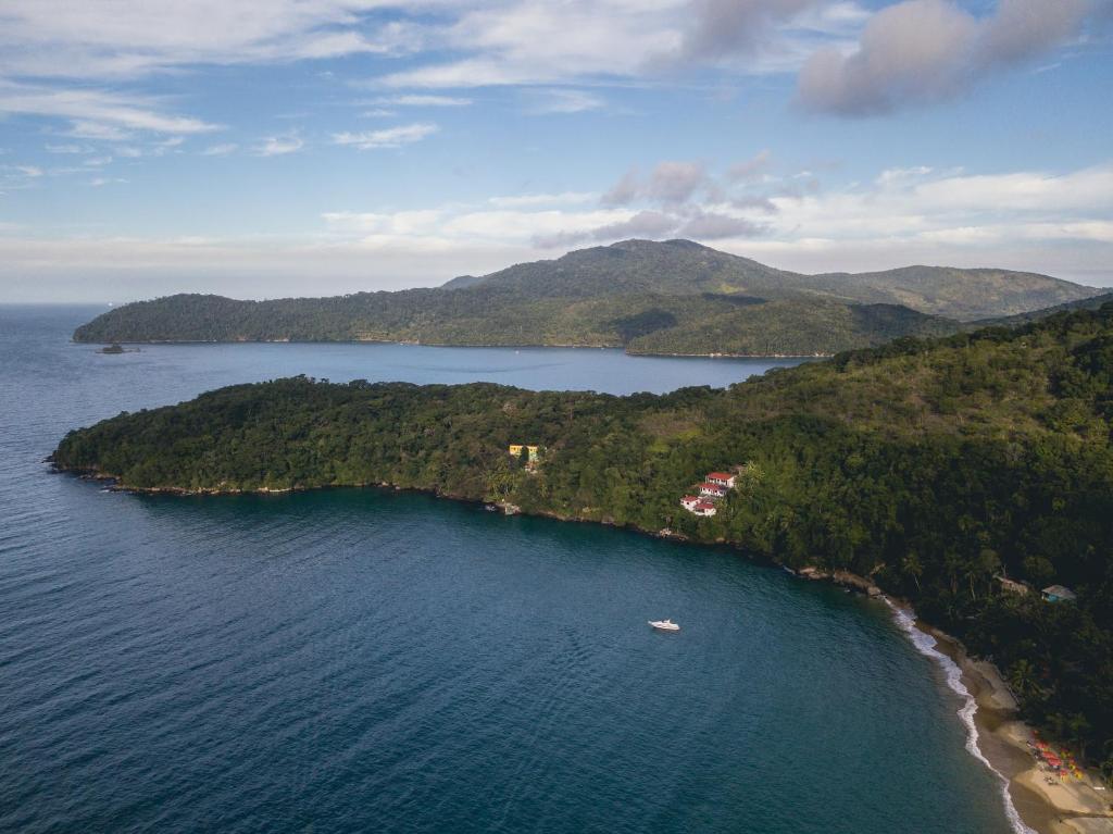 Praia de PalmasPousada Toca do Mar的水体中间的一个岛屿