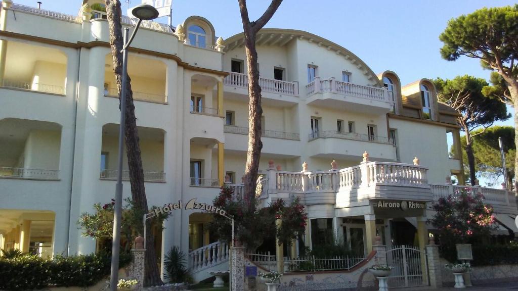 里杜德里伊斯坦西Hotel Azzurra的带阳台的大型白色建筑