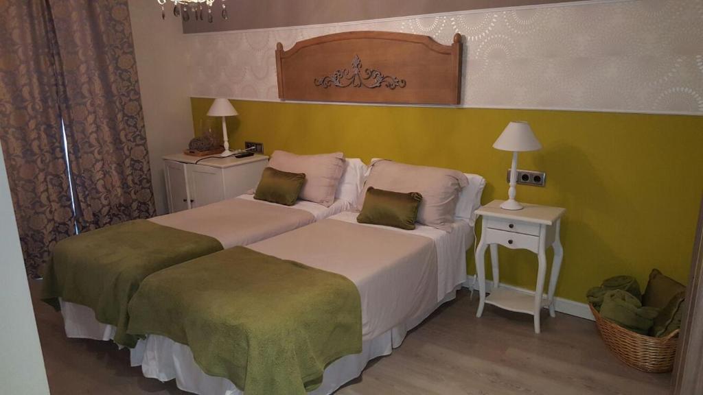 ÁgredaEl Encanto del Moncayo的绿白色客房内的两张床