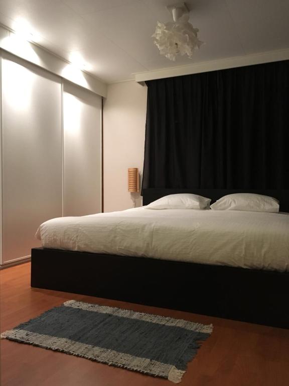 DoornspijkVakantiehuis op Bospark的一间卧室设有一张大床和黑色墙壁