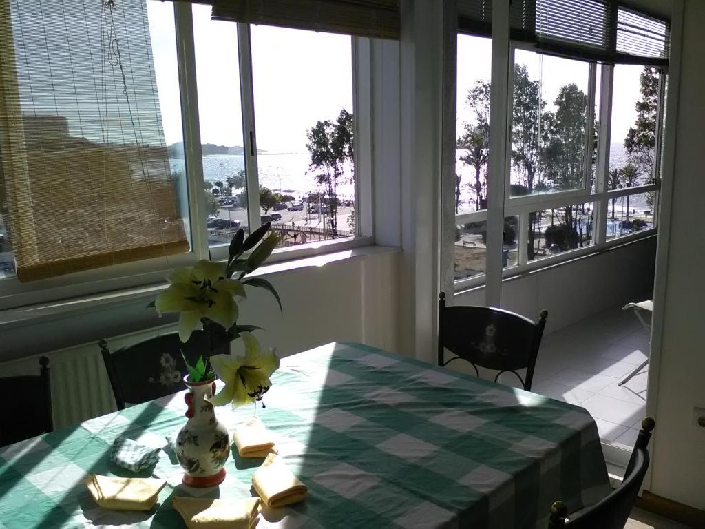 维戈Apartamento playa Samil的上面有花瓶的桌子