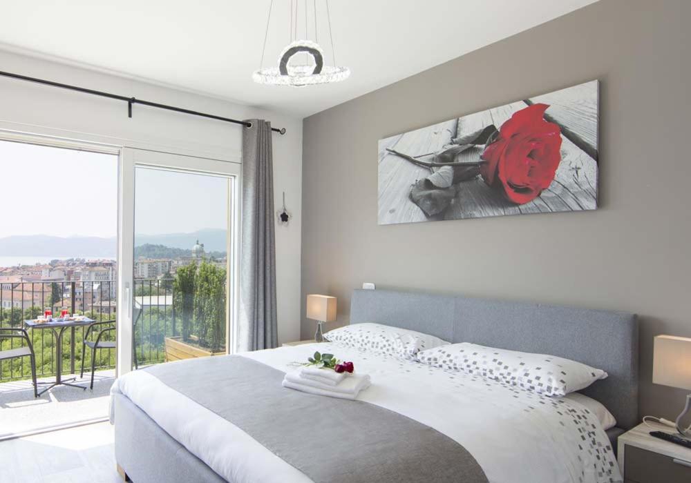 韦尔巴尼亚B&B Stella Maggiore的一间卧室设有一张大床和一个大窗户