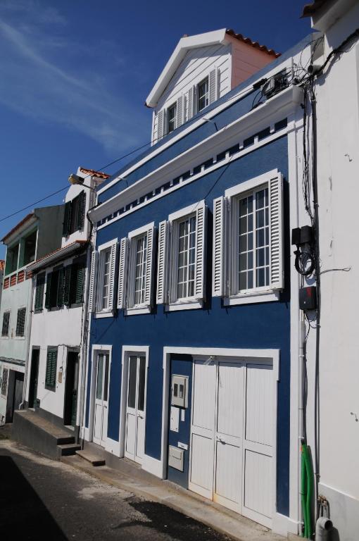奥尔塔Casa BuonVento的蓝色的建筑,设有白色的大门和窗户