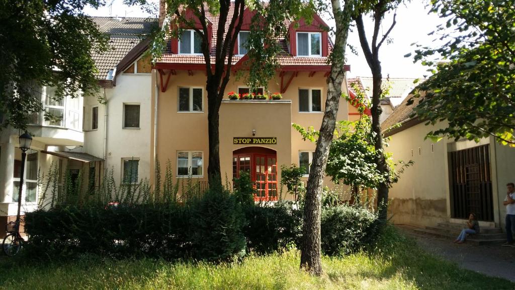 德布勒森潘基欧站酒店的院子里有红色门的建筑