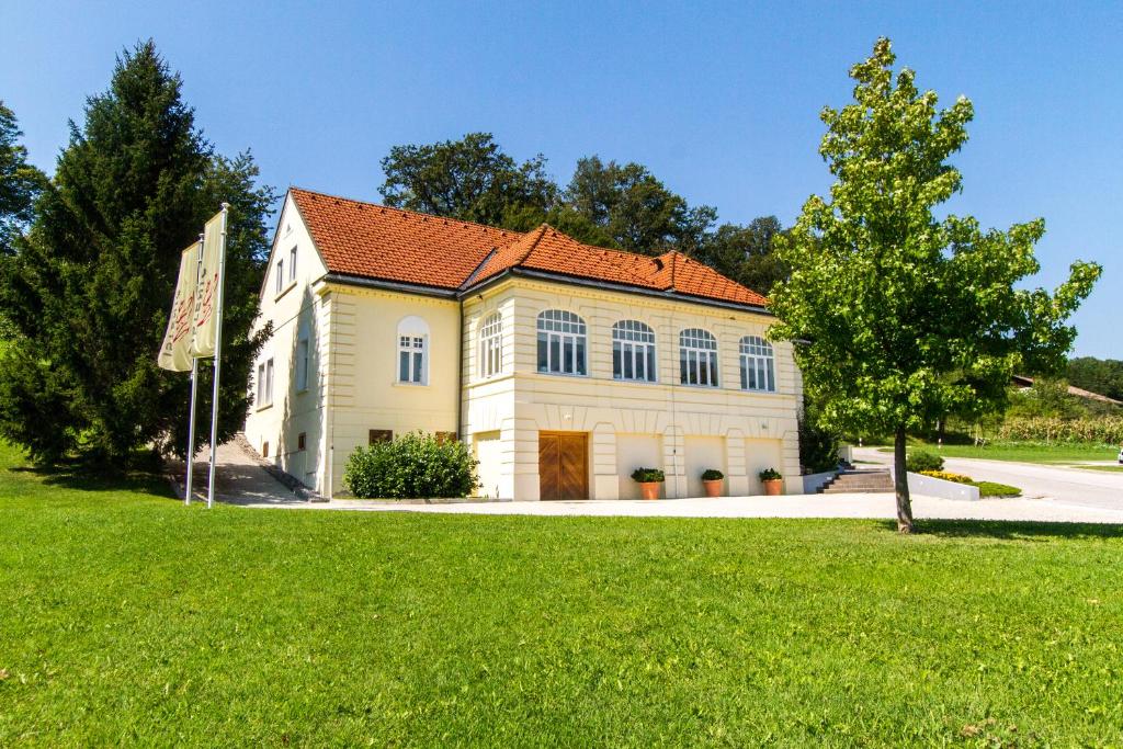Bizeljsko伊思特尼克别墅的一座白色的大建筑,有红色的屋顶