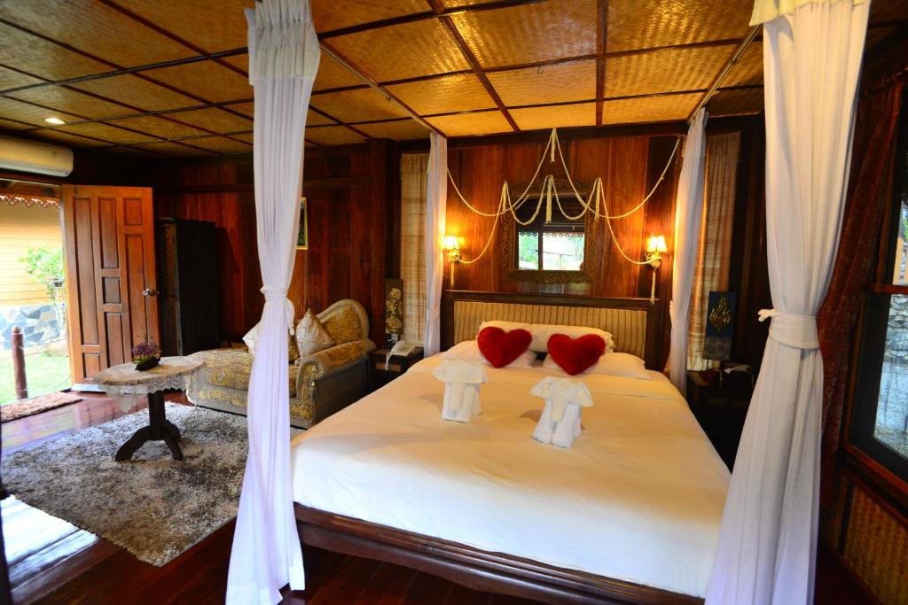 清盛维昂尤诺克餐厅&体育俱乐部&酒店的一间卧室配有一张带两个枕头的床