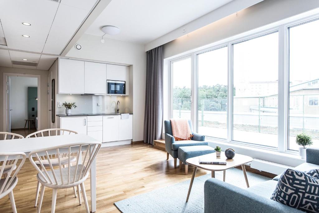 斯德哥尔摩哈马比斯约斯德公寓式酒店的客厅配有桌椅