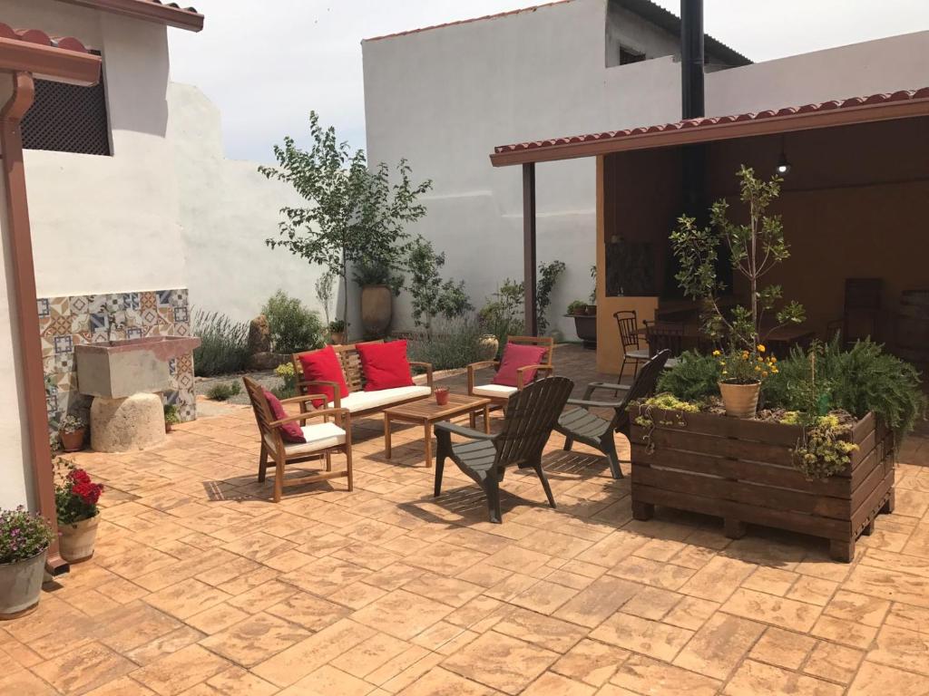 VillamaleaCasa La Abuela的庭院里设有桌椅。