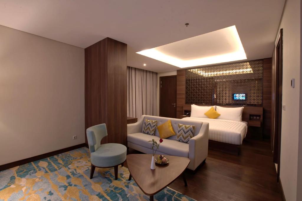 当格浪格兰德索尔海滨酒店的酒店客房配有床、沙发和桌子。