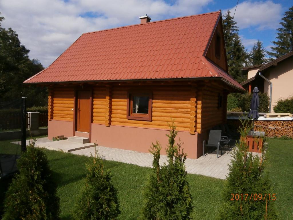 利普托斯基米库拉斯Drevenica Silvia的小木屋,设有红色屋顶