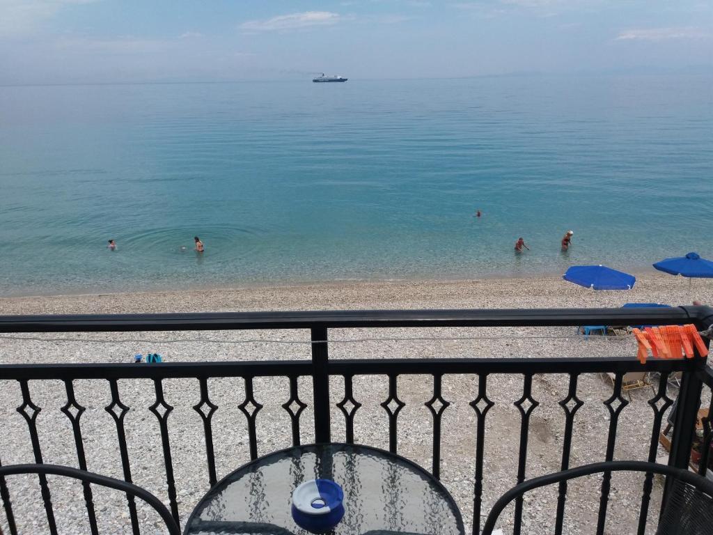 库卡里Pansion Giannis Perris的和水中的人一起欣赏海滩的景色