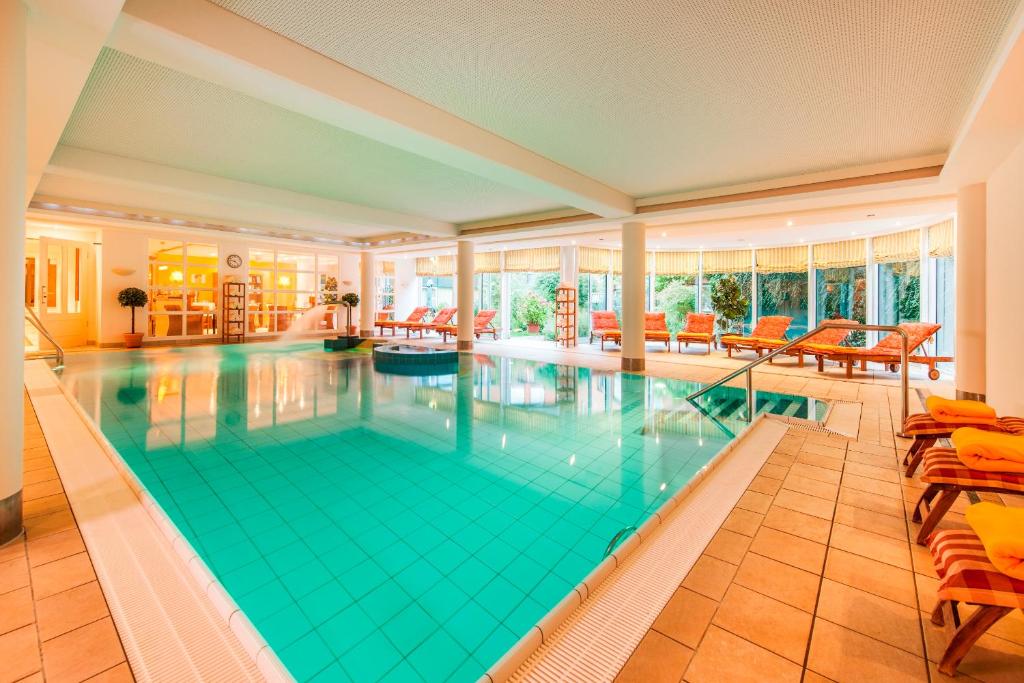 基尔Hotel Birke, Ringhotel Kiel的一座带大房间的房子里的游泳池