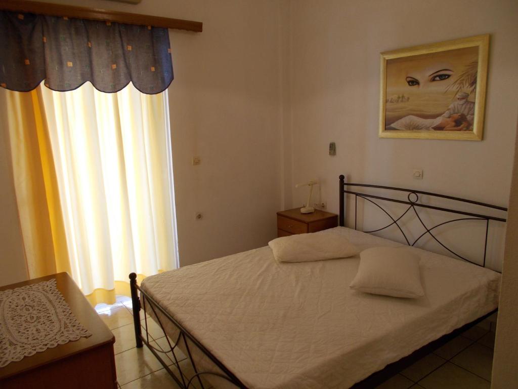 卢特拉艾季普苏Helios&Thalassa Rooms的一间卧室设有一张床和一个大窗户