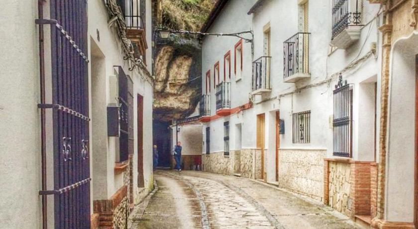塞特尼尔Vivienda Rural Los Tajos de Setenil的一条小巷里走在街上的人