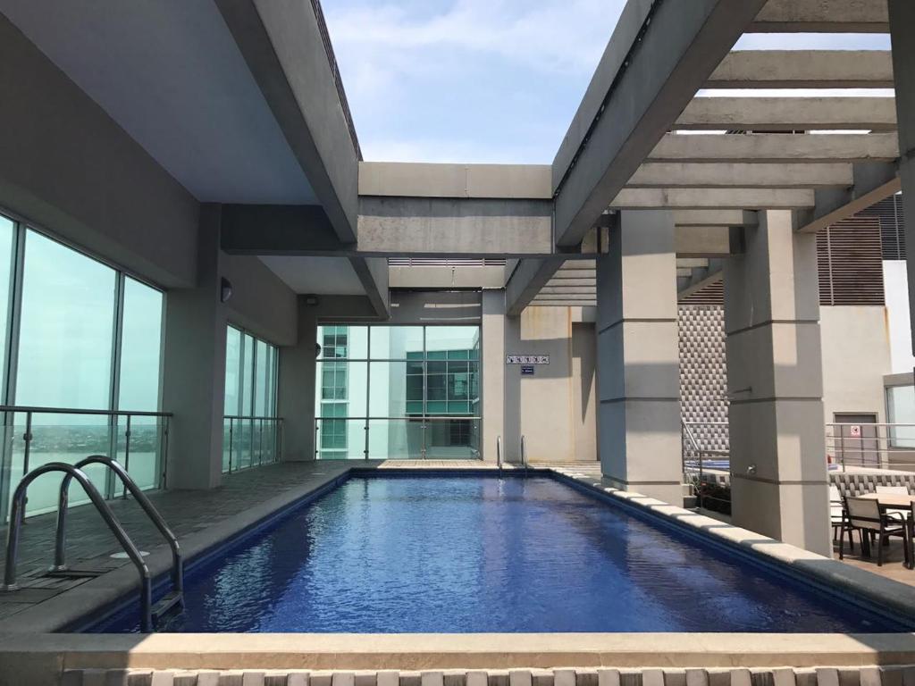 瓜亚基尔Puerto Santa Ana Suites Guayaquil的一座建筑物中央的游泳池