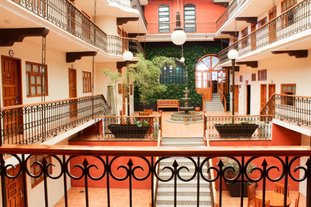 Tlatlauquitepec圣达菲酒店的享有大楼中庭的景致,设有阳台。
