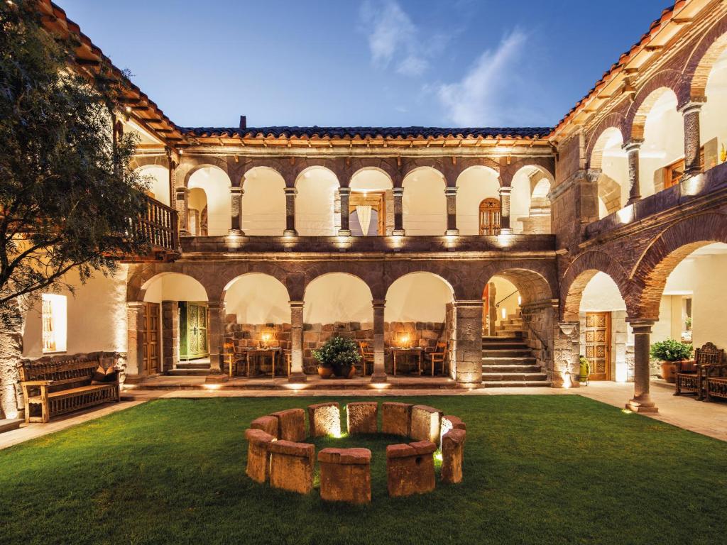 库斯科因卡特拉拉卡索纳罗莱夏朵酒店的一个带长沙发的大庭院