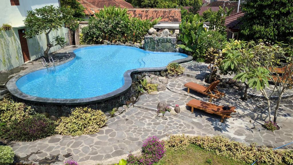 日惹Puri Pangeran Hotel的享有庭院游泳池的顶部景色