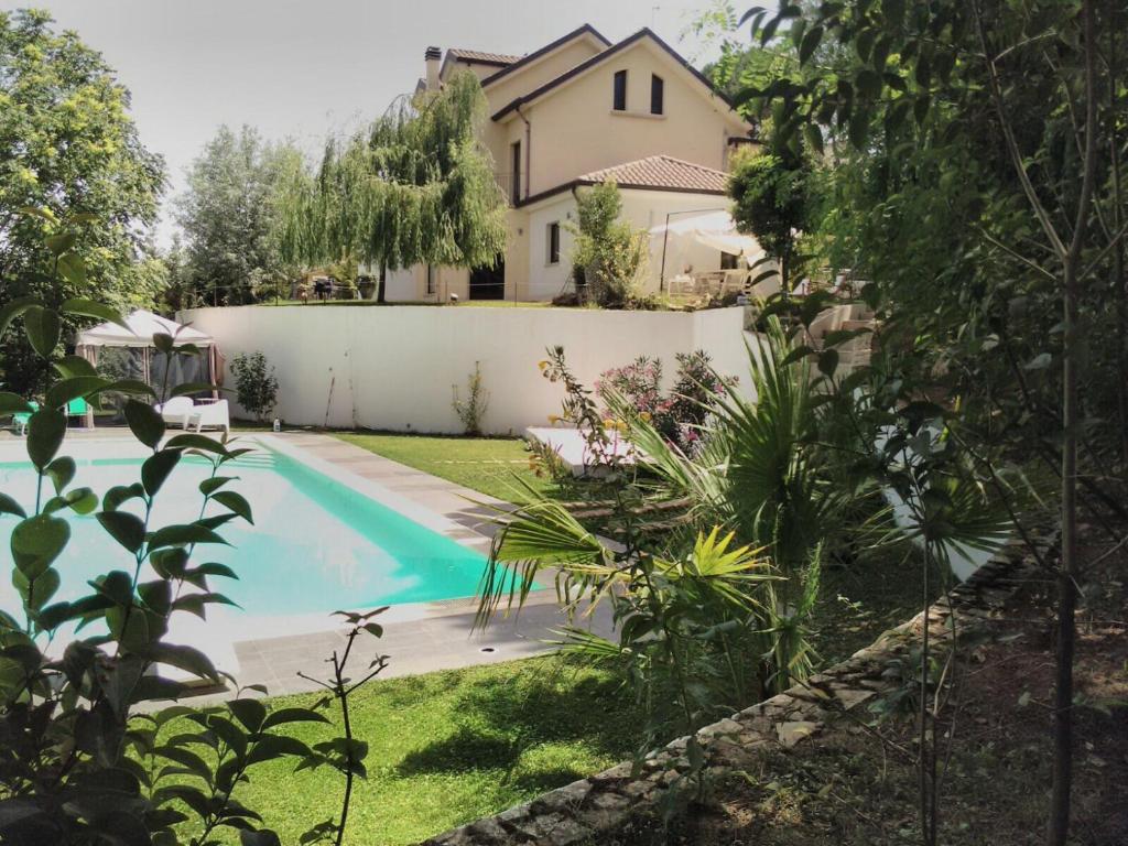 皮亚扎-阿尔梅里纳Villa La Mattina的庭院中带游泳池的房子