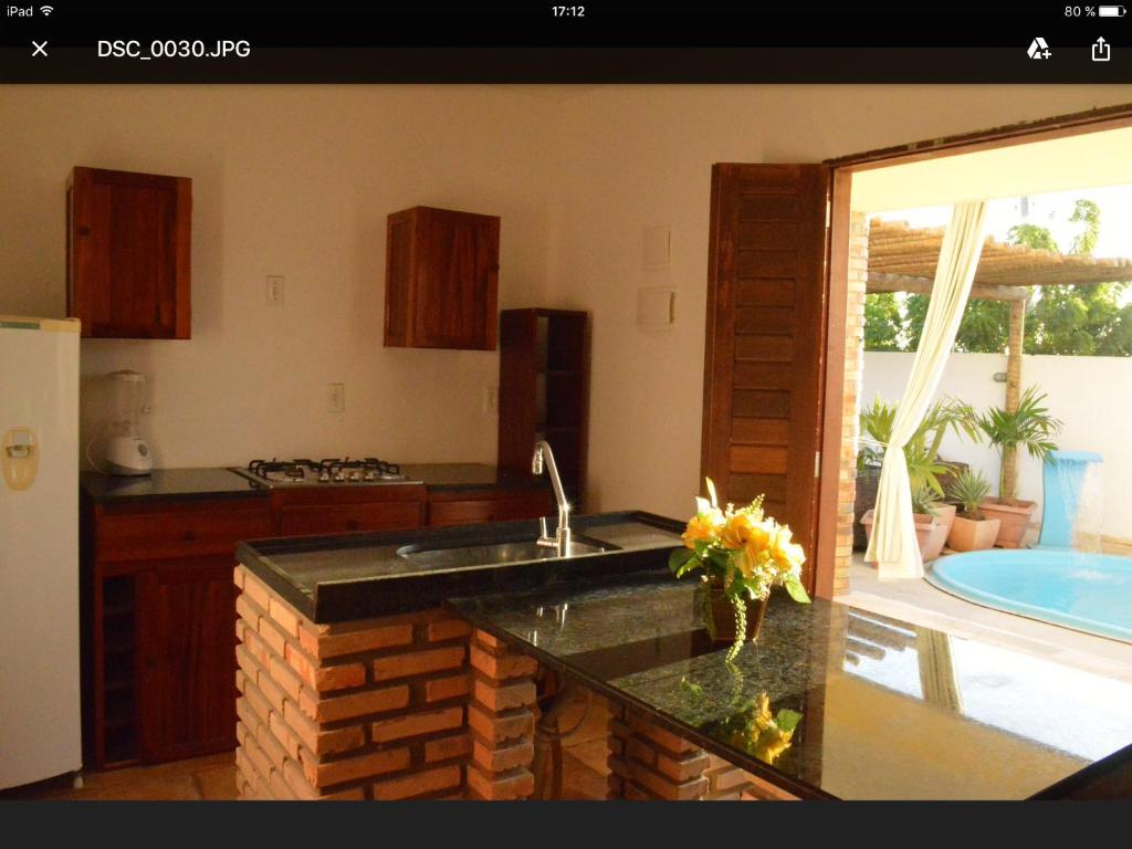 卡诺格布拉达Pousada Casa do Bruno的带水槽的厨房和带游泳池的厨房