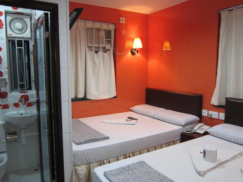 香港旅客宾馆的客房设有两张床和盥洗盆。